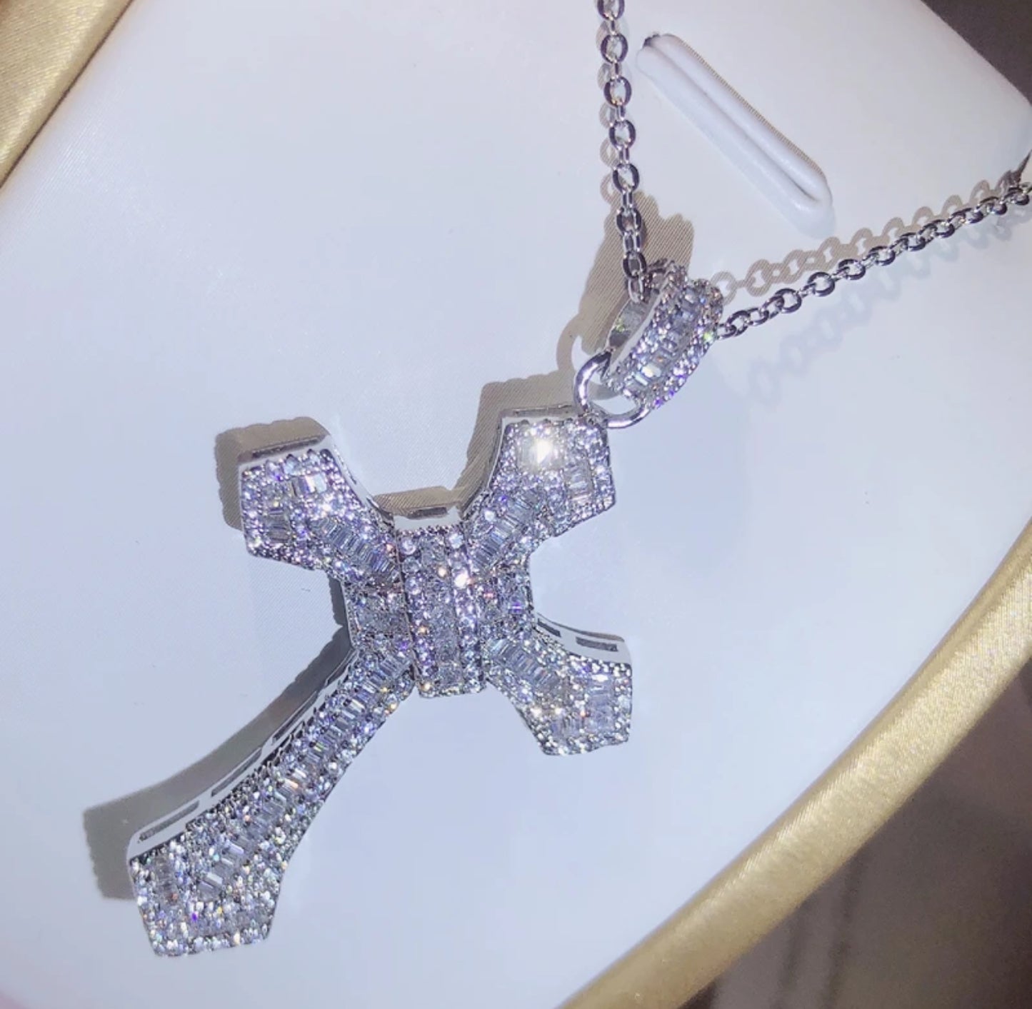 Cross pendant Luxury necklace. Accessories