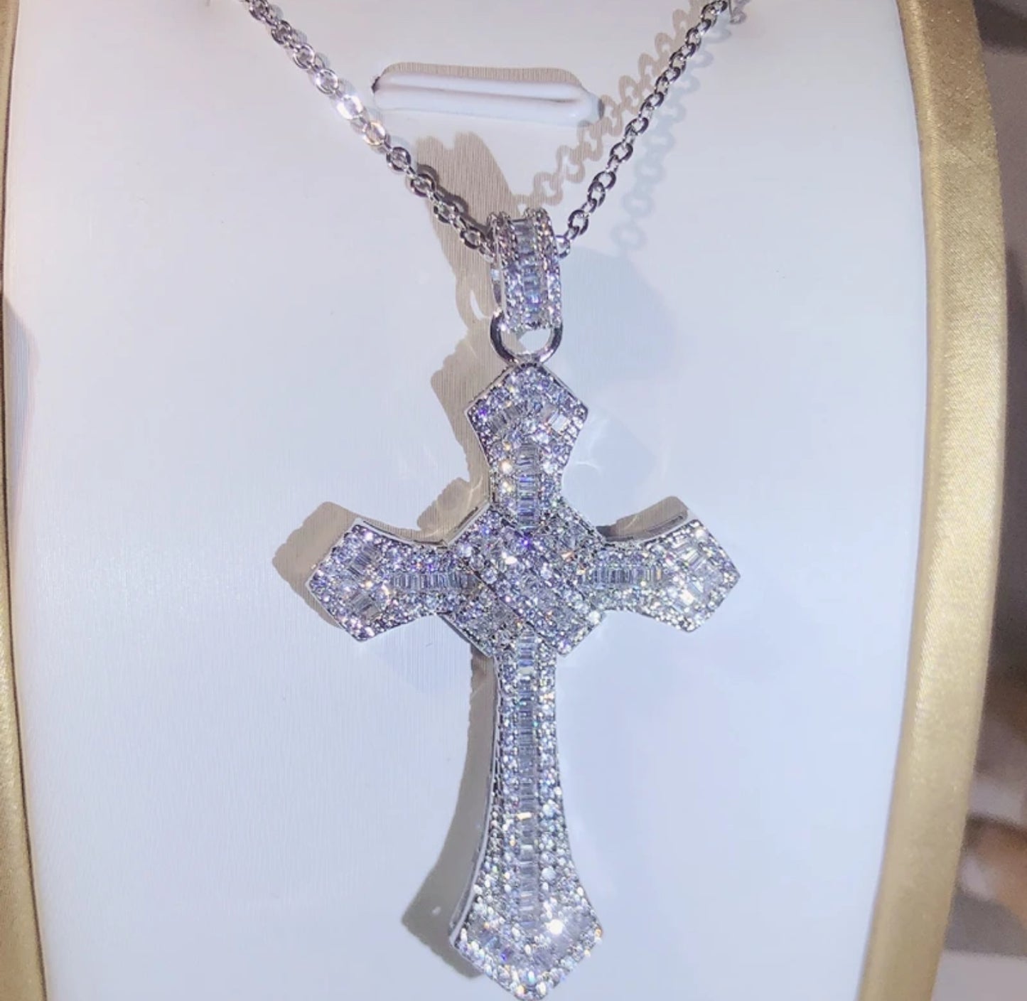 Cross pendant Luxury necklace. Accessories